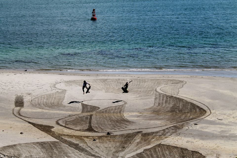 Illustration for article titled These Gorgeous Beachside Optical Illusions Will Fool You